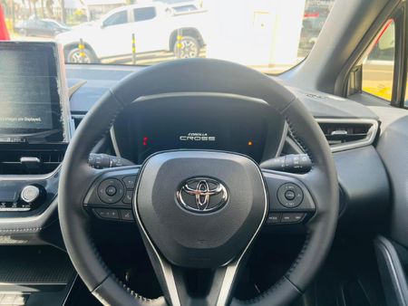 2026-Toyota-Corolla-Cross-18-XS-Hybrid_10