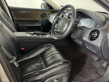 2017-Jaguar-XJ-30-D-Luxury_9