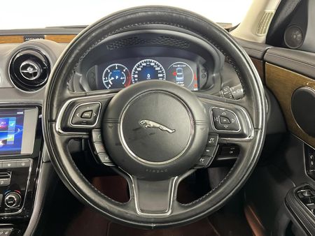 2017-Jaguar-XJ-30-D-Luxury_11