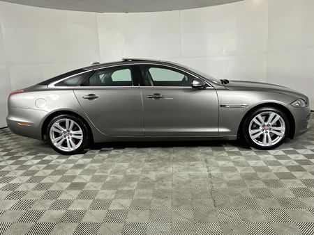 2017-Jaguar-XJ-30-D-Luxury_16