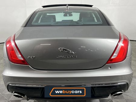 2017-Jaguar-XJ-30-D-Luxury_17