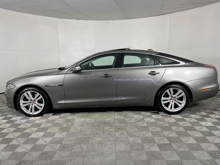 2017-Jaguar-XJ-30-D-Luxury_18
