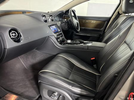 2017-Jaguar-XJ-30-D-Luxury_8