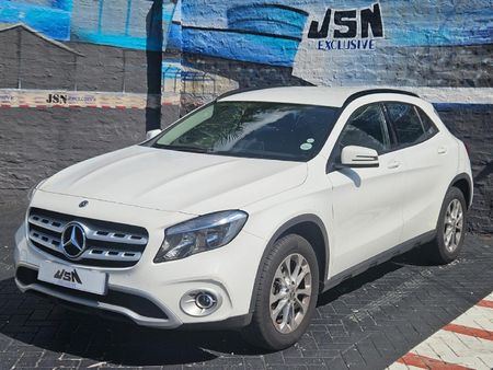 2020-Mercedes-Benz-GLA-200-Auto_0