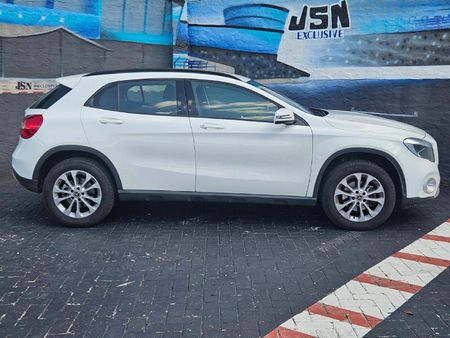 2020-Mercedes-Benz-GLA-200-Auto_4