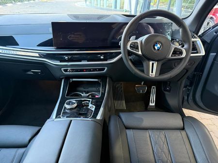 2026-BMW-X5-M60i_11