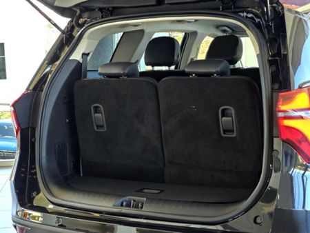 2025-Mahindra-XUV-700-20-AX7L-Auto-7-Seat_11