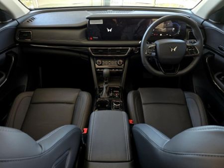 2025-Mahindra-XUV-700-20-AX7L-Auto-7-Seat_13