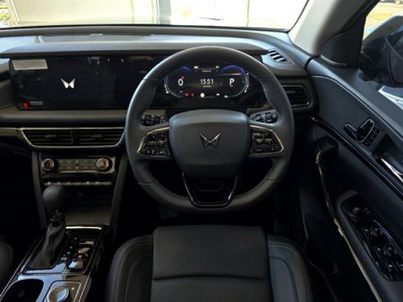 2025-Mahindra-XUV-700-20-AX7L-Auto-7-Seat_18