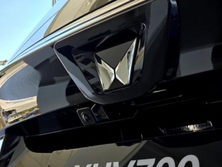 2025-Mahindra-XUV-700-20-AX7L-Auto-7-Seat_8