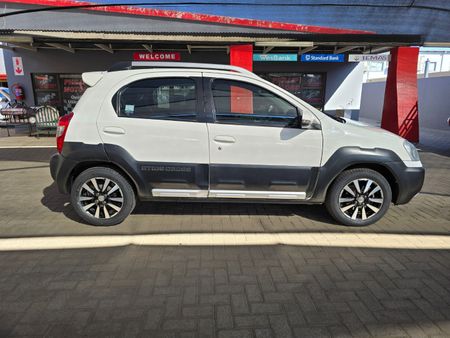 2018-Toyota-Etios-Cross-15-XS-5-dr_9