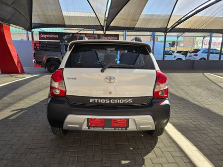 2018-Toyota-Etios-Cross-15-XS-5-dr_7