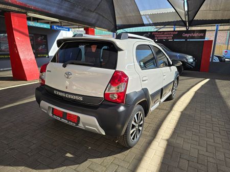 2018-Toyota-Etios-Cross-15-XS-5-dr_8