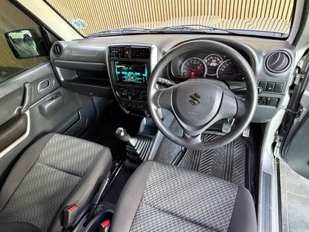 2016-Suzuki-Jimny-13_7