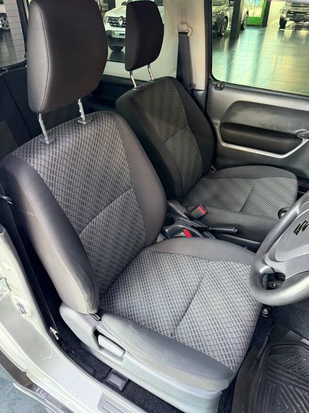 2016-Suzuki-Jimny-13_8