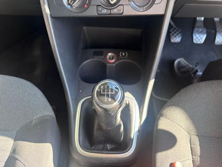 2012-Volkswagen-Polo-14-Comfortline-5-dr_12