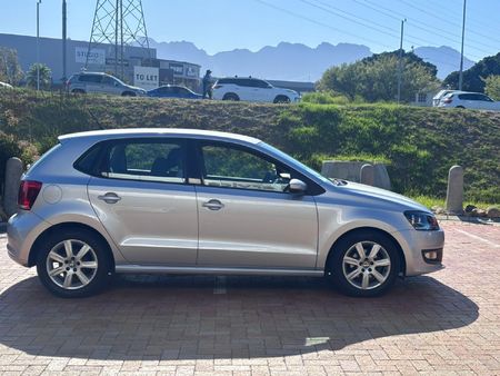 2012-Volkswagen-Polo-14-Comfortline-5-dr_2