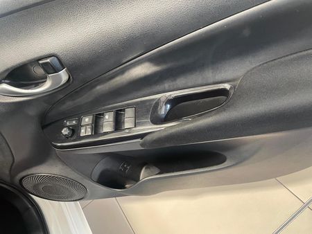 2020-Toyota-Yaris-15-XS-5-dr_4