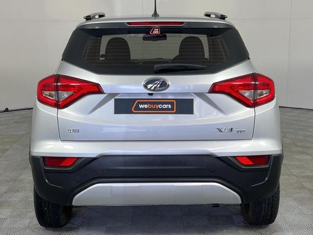 2022-Mahindra-XUV-300-15D-W8_18