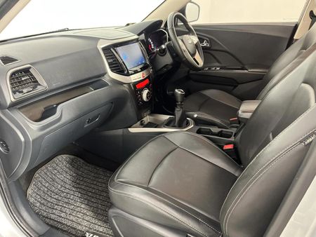 2022-Mahindra-XUV-300-15D-W8_8