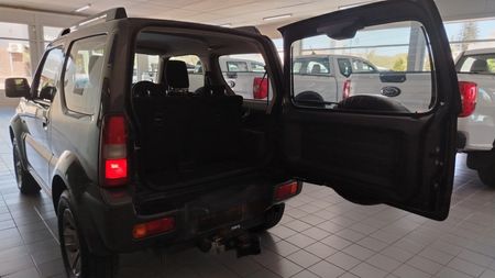 2016-Suzuki-Jimny-13_5