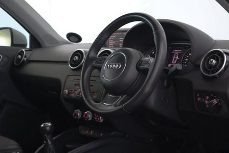 2012-Audi-A1-14-TFSI-3-dr-Ambition_16