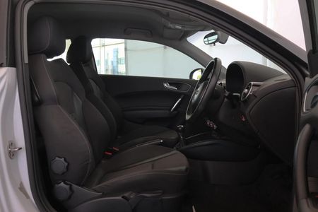 2012-Audi-A1-14-TFSI-3-dr-Ambition_18