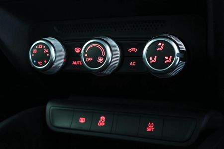 2012-Audi-A1-14-TFSI-3-dr-Ambition_20