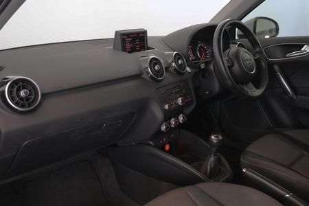 2012-Audi-A1-14-TFSI-3-dr-Ambition_24