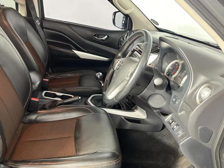 2019-Nissan-Navara-23D-Stealth-Double-Cab_9