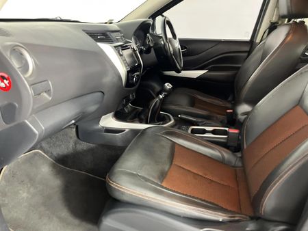 2019-Nissan-Navara-23D-Stealth-Double-Cab_8