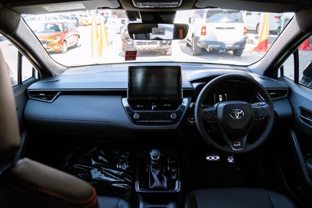 2026-Toyota-Corolla-Cross-18-GR-S-Hybrid_12
