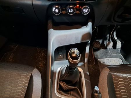 2026-Nissan-Magnite-10-Visia_11
