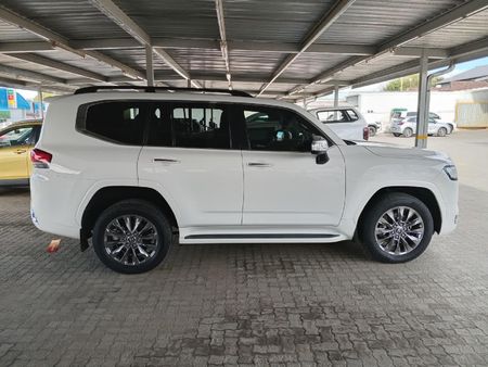 2025-Toyota-Land-Cruiser-300-V6-33D-ZX_2