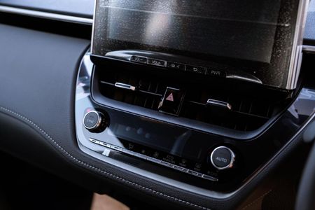 2026-Toyota-Corolla-Cross-18-XR-Hybrid_17