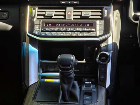 2025-Toyota-Land-Cruiser-300-V6-33D-ZX_32