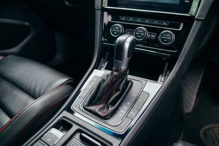2018-Volkswagen-Golf-VII-GTI-20-TSI-Auto_8