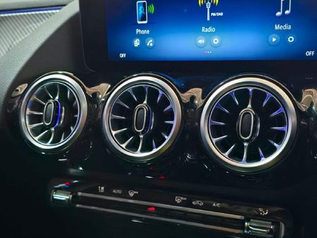 2024-Mercedes-Benz-GLA-200d-Progressive_25