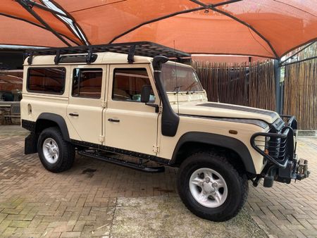 Used Land Rover Defender 110 2.5 TD5 CSW for sale in Gauteng - Cars.co ...