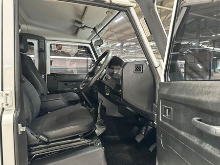 2013-Land-Rover-Defender-110-22D-Station-Wagon-Limited_12