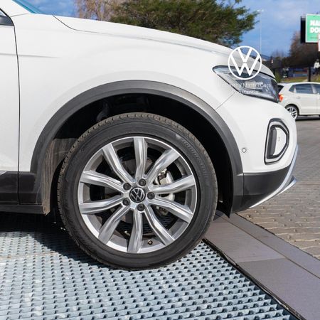 2025-Volkswagen-T-Roc-14-TSI-Design-Auto_11