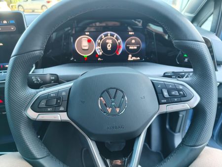 2026-Volkswagen-Golf-14-TSI-R-Line-Auto-110kw_12