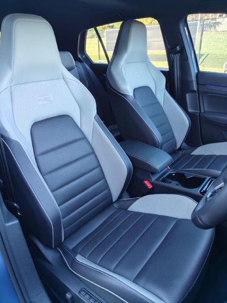 2026-Volkswagen-Golf-14-TSI-R-Line-Auto-110kw_18