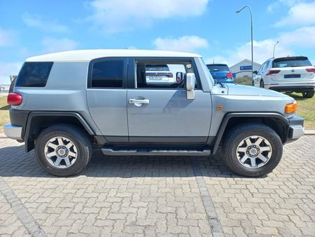 2021-Toyota-FJ-Cruiser-40-V6_5