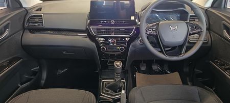 2026-Mahindra-XUV-3XO-12T-AX5_6