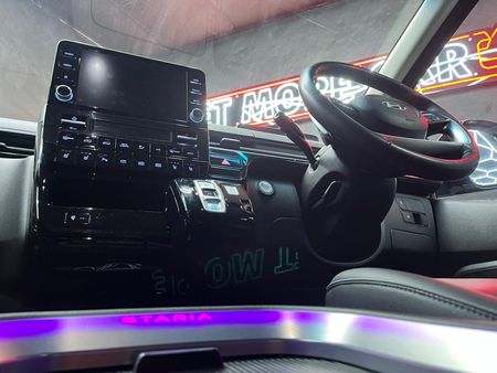 2025-Hyundai-Staria-22d-Luxury-Auto_5