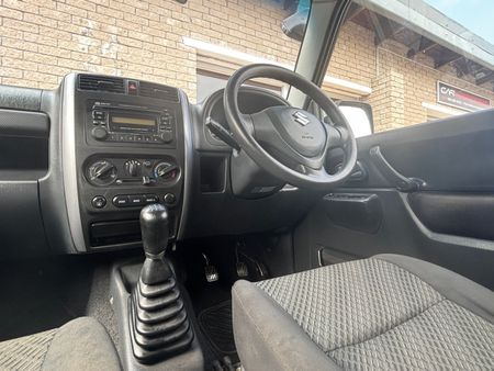 2015-Suzuki-Jimny-13_9