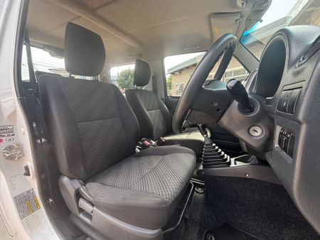2015-Suzuki-Jimny-13_5