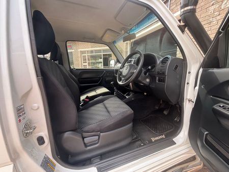 2015-Suzuki-Jimny-13_6