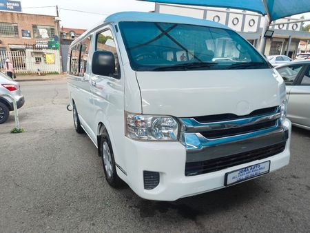 2016-Toyota-Quantum-25-D-4D-10-seat_1